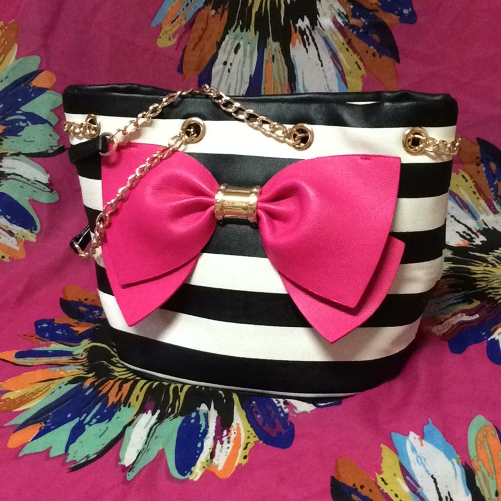 Betsey Johnson black & white bucket tote  pink bow